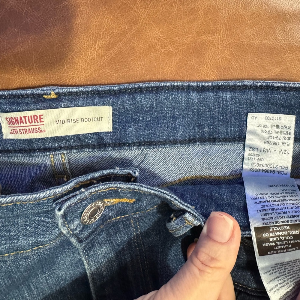 Signature by Levi Strauss Women's Boot Leg Jeans - Light and Dark Blue - Picture 5 of 5